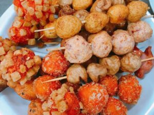 Cá viên chiên xiên que là món ăn quốc dân được yêu thích