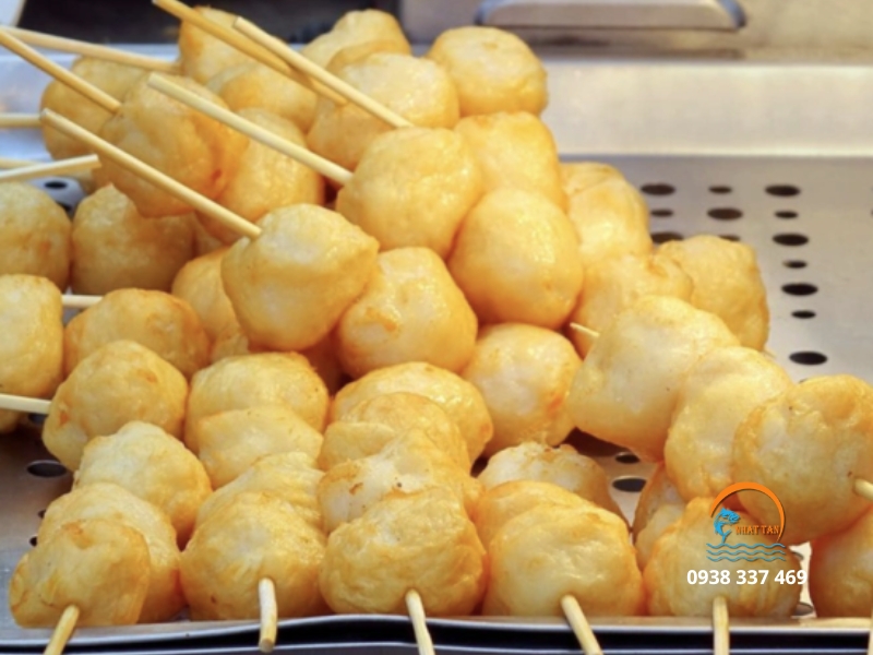 Cá viên chiên xiên que