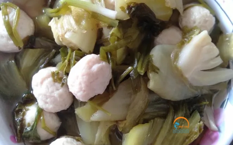 Cá viên nấu cải chua