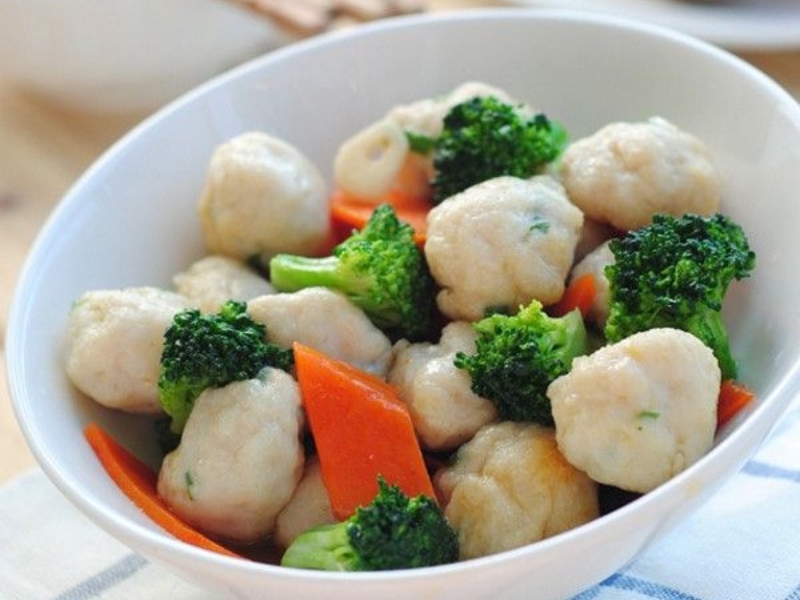 Cá viên xào rau củ