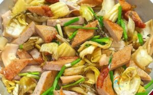 Chả cá chiên xào cải chua