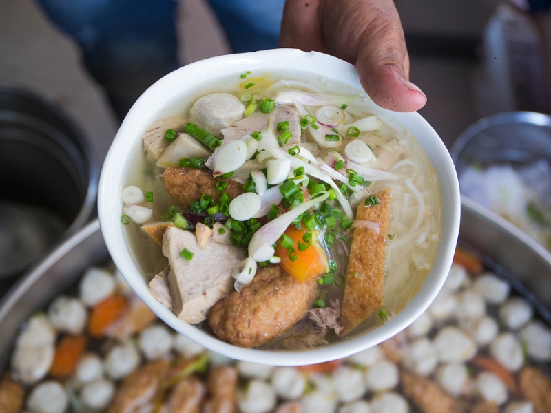 Món Bún chả cá có cá viên làm topping